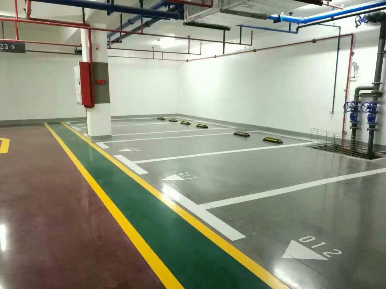 使用混凝土染色劑的地下停車(chē)場(chǎng)